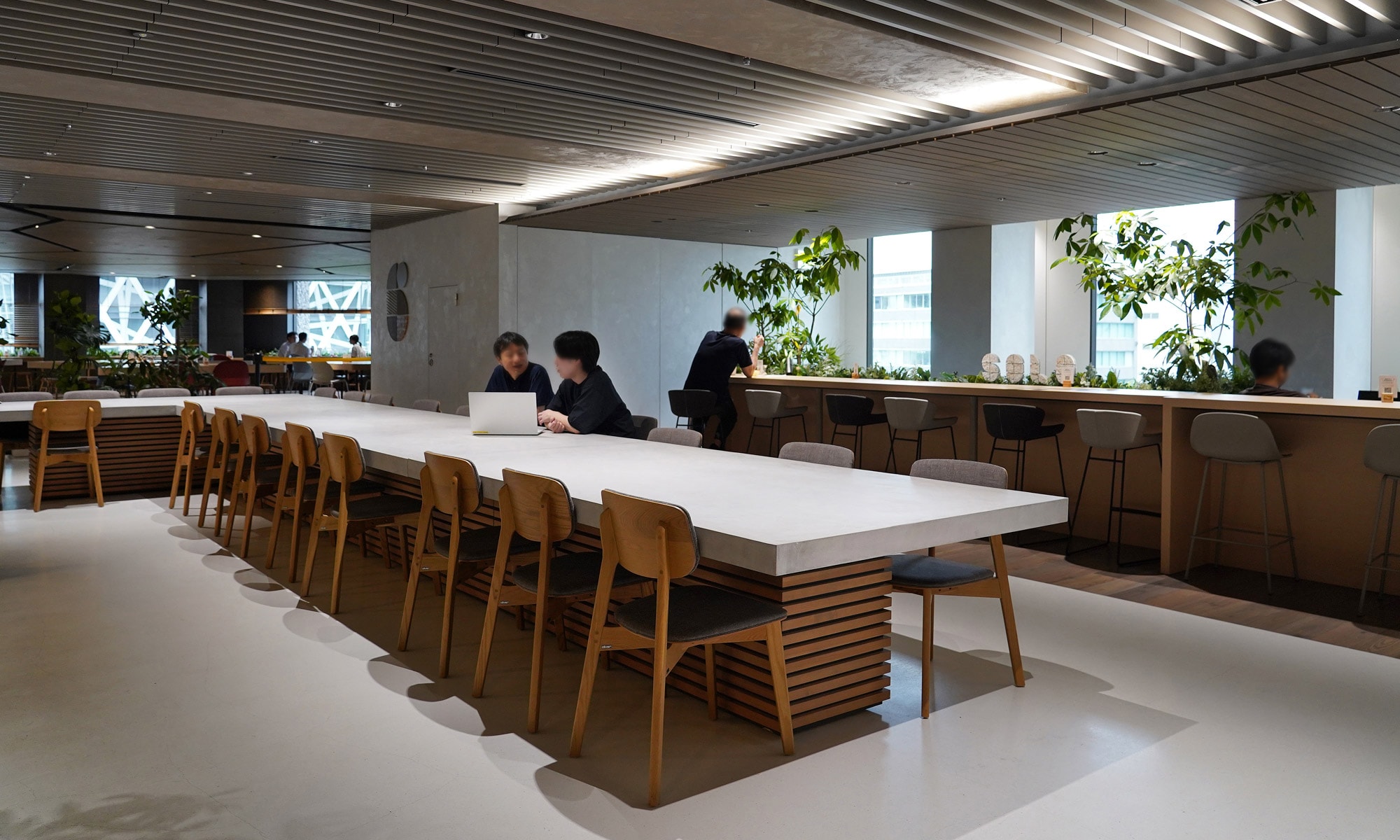 GROUP WORKのテーブルは対面に座ると距離感がある。自然と横並びになるため、会話がしやすい