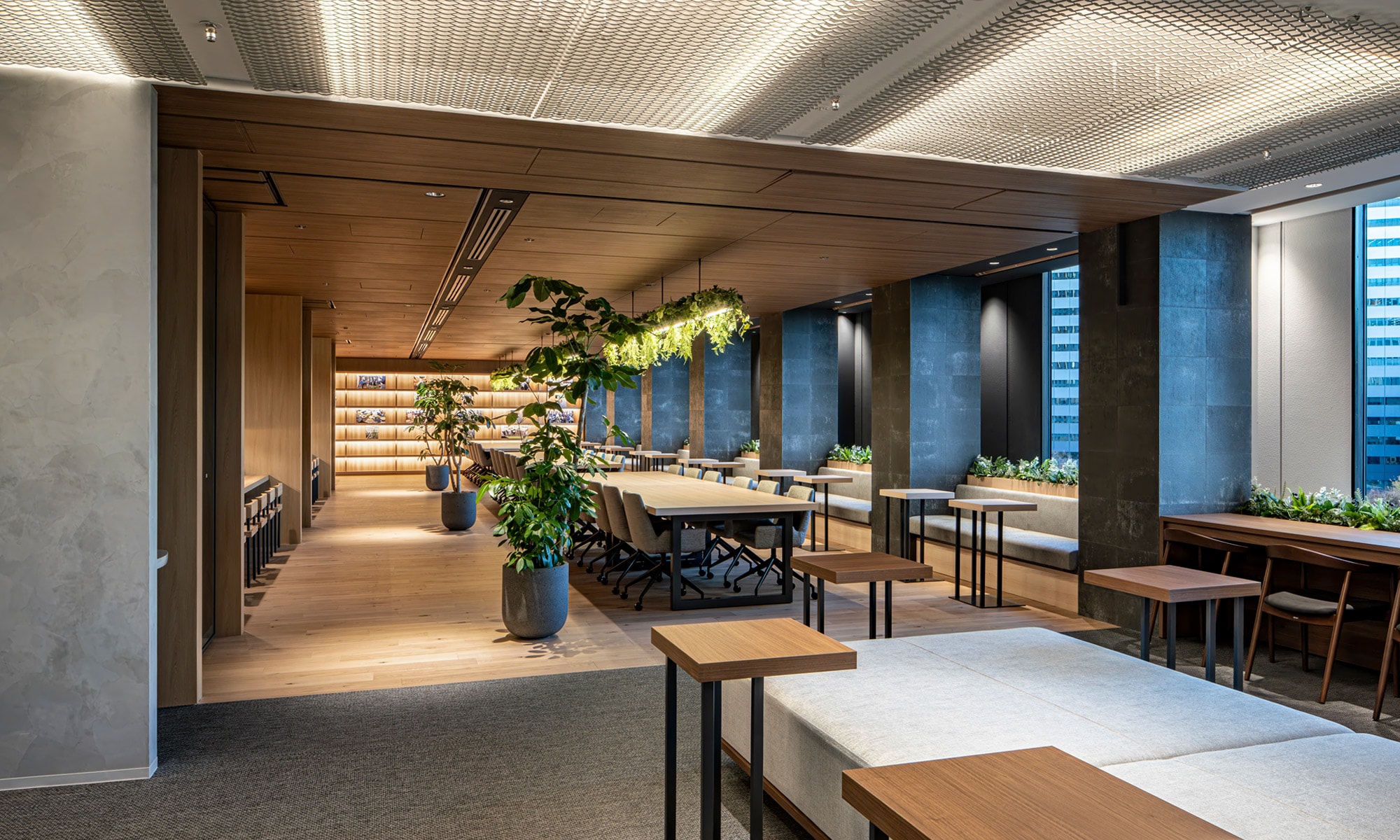 MEETINGエリアと、LOUNGEエリアの境。流れるように空間が変わり、異なるエリアでもつながりを感じられる