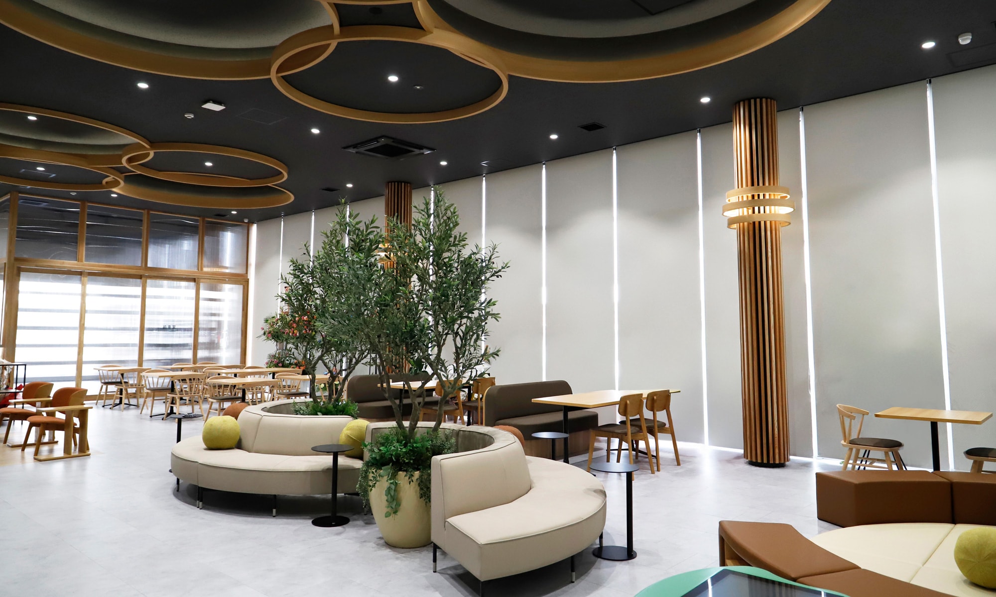 ショールームは秋田県の伝統工芸品「曲げわっぱ」をイメージ。温かみのある木目や暖色のカラーリングで統一した