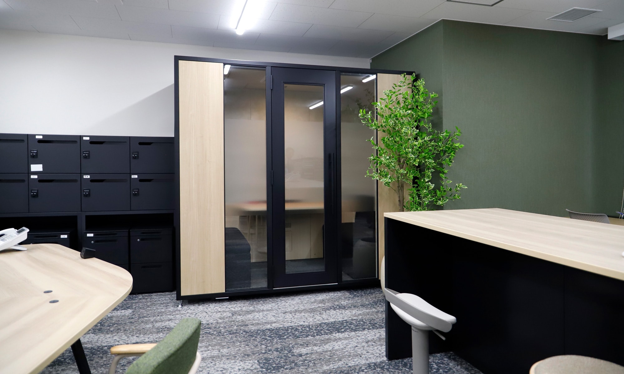 各自に移動式の収納台やロッカーを割り振り、オフィス内で荷物を自由に持ち運べるように。個室ブースは1on1で使用する