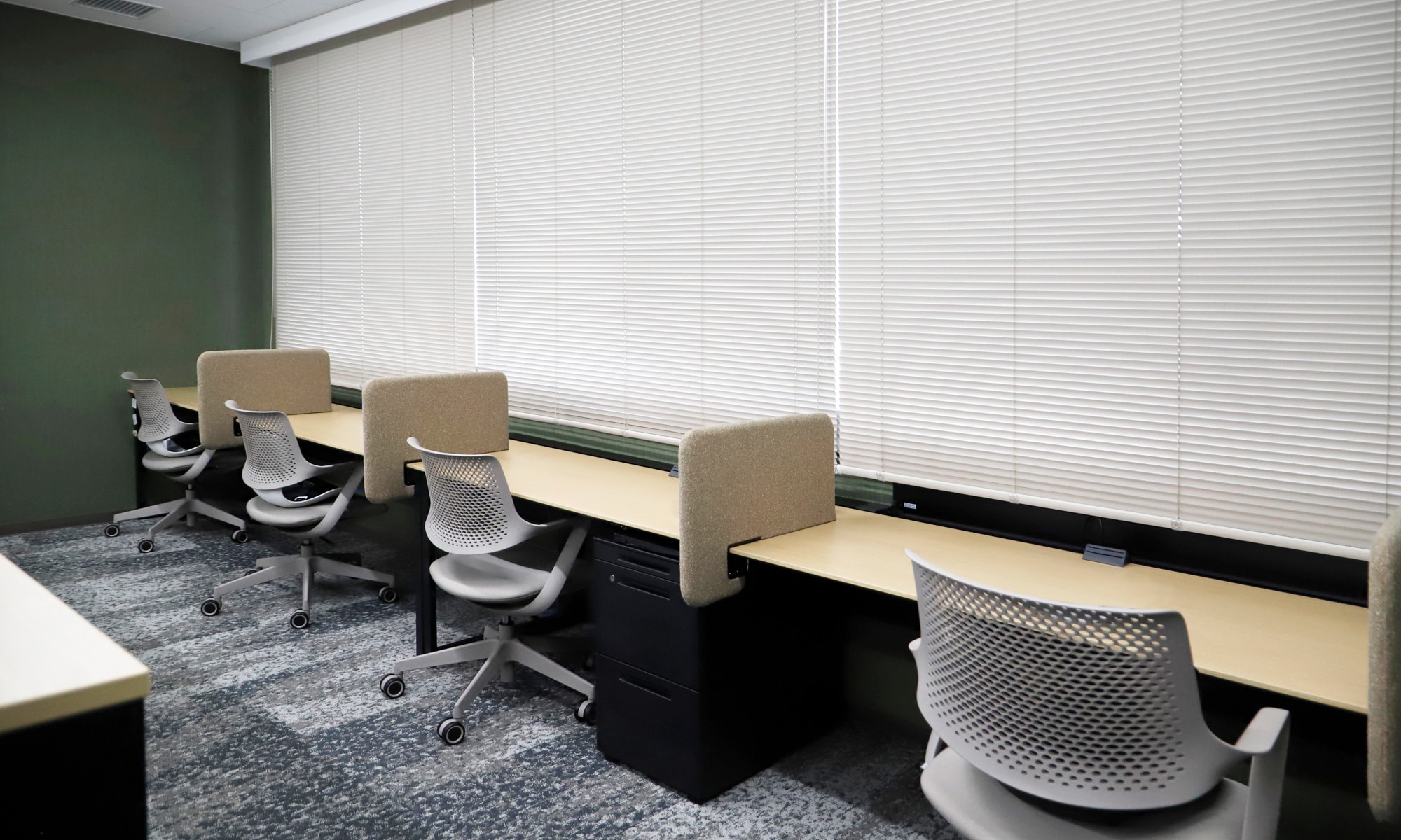 フリーアドレスに不安を抱くスタッフに対し、責任者は「自由度が高いオフィスなら全員で補いながら休憩が取れる」というポジティブな視点で説明したという