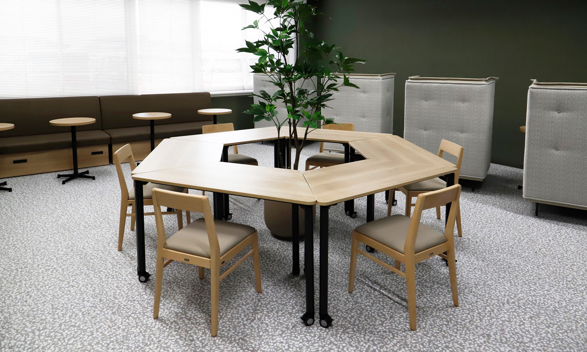 休憩室では、ラウンド型に配置したテーブルでスタッフが談笑する姿も