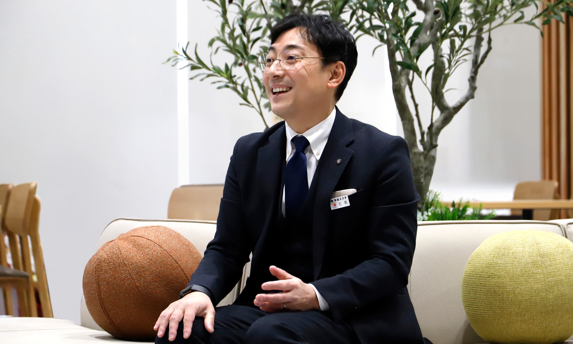 「社員が本気で選んだ家具だから投資することを決めた」と、笑顔で語る