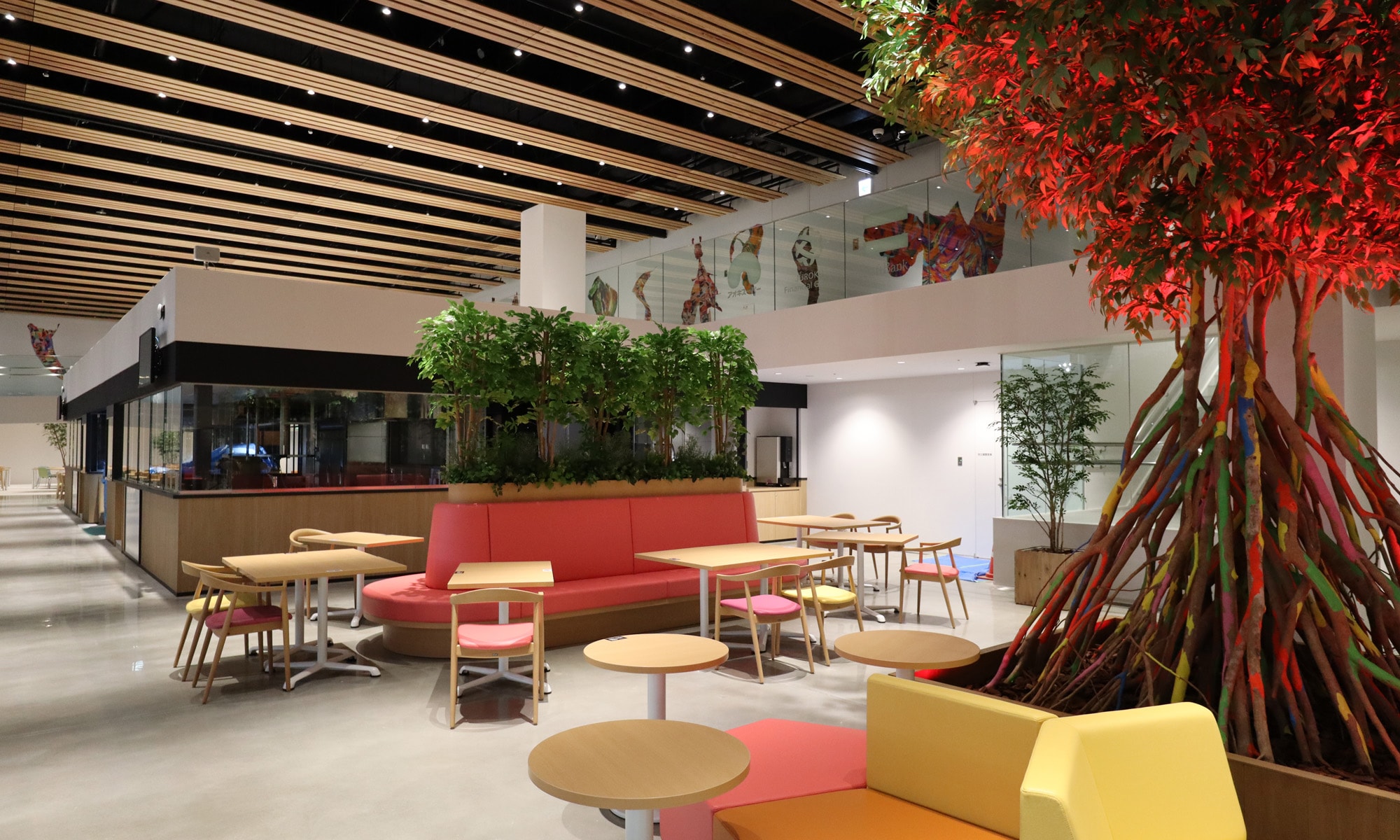 エントランスから入ると、ホールとフードコートをつなぐ空間は明るいカラーの家具が目に入る
