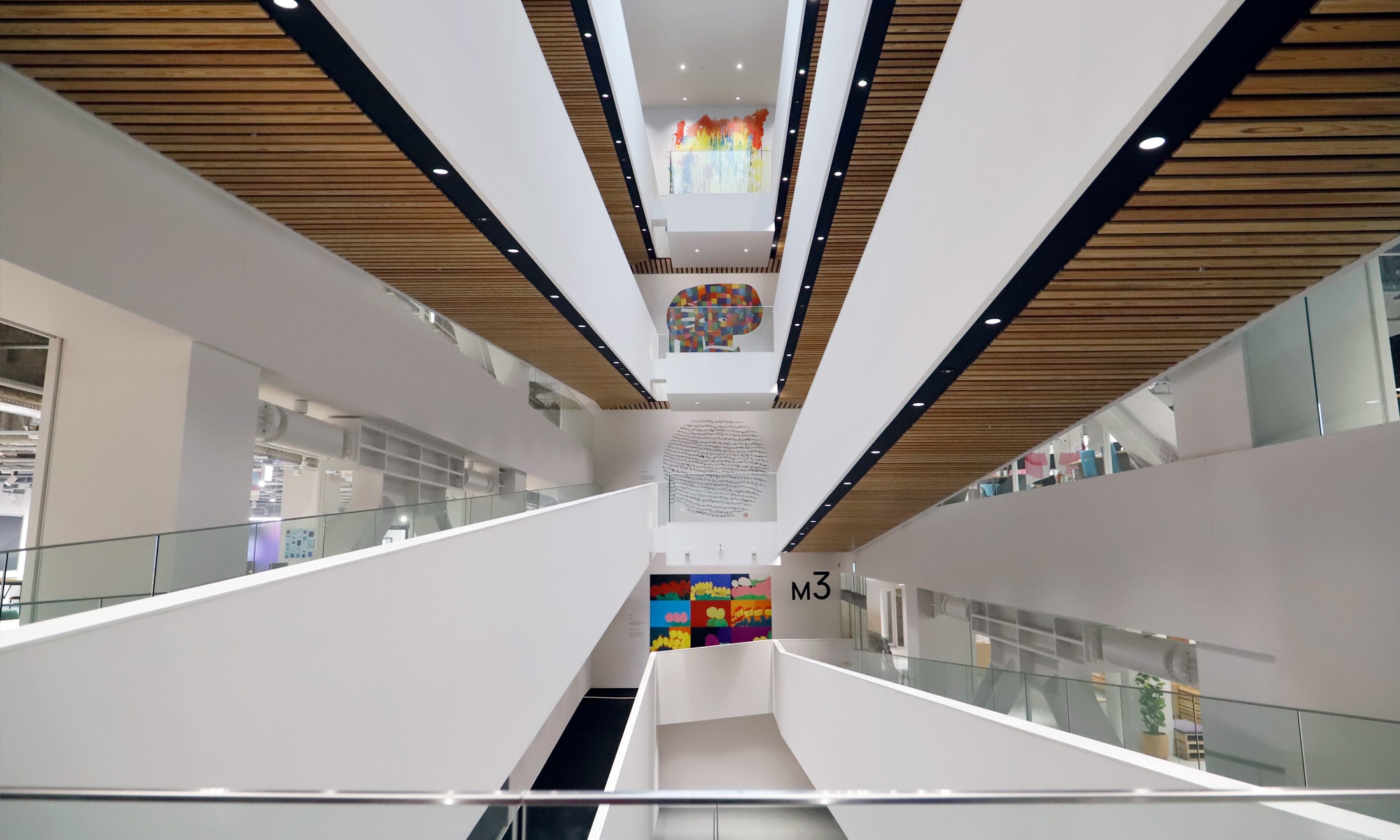 回遊するスロープ。子どもやベビーカーを押す人も見られ、地域に開かれている