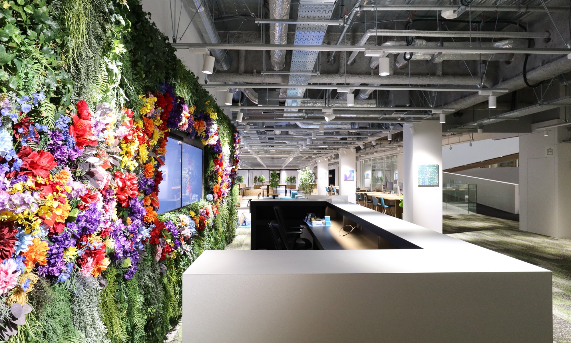 仕切りを設けず、色彩豊かなオフィスフロアが広がる