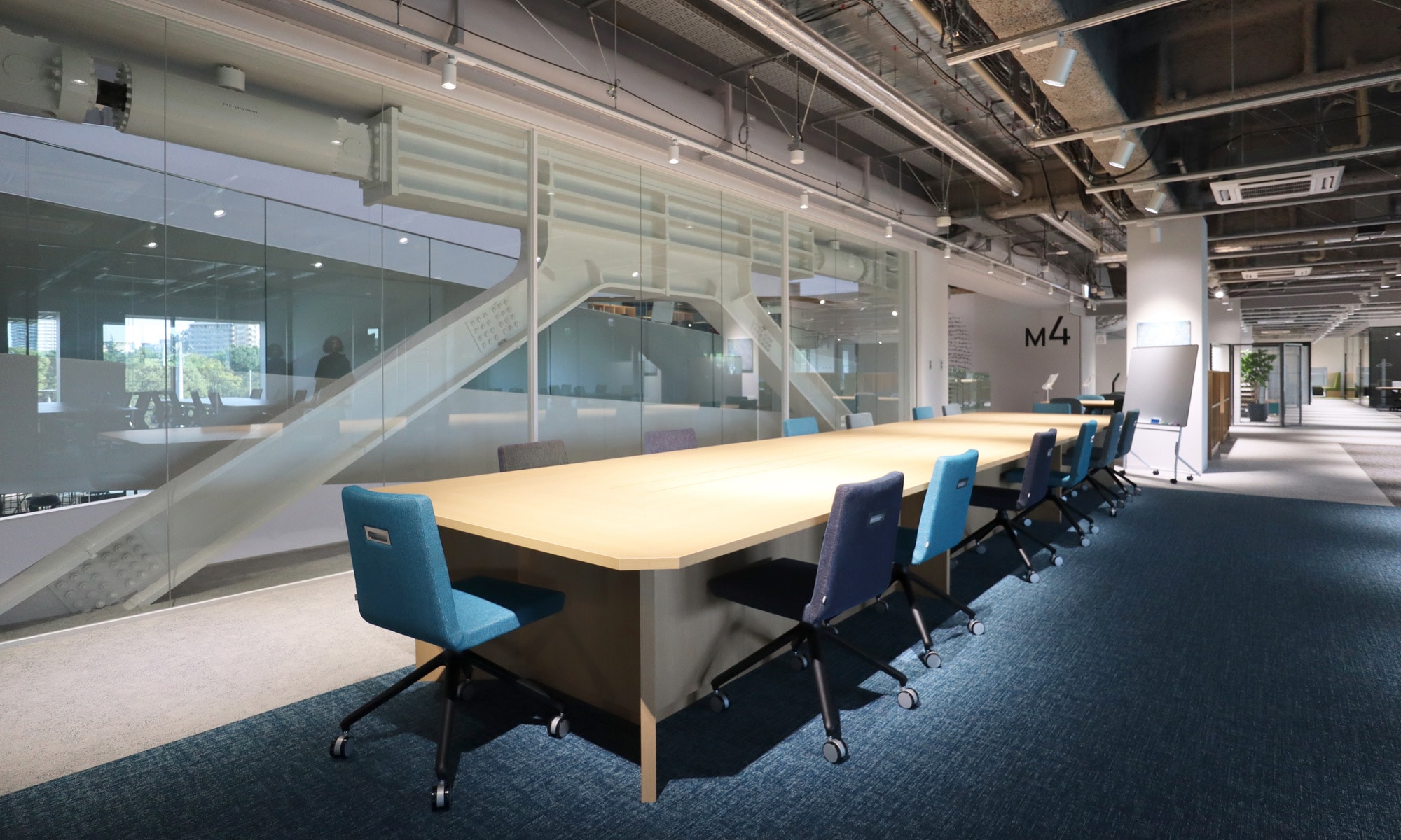 スロープと各フロアはガラス張りで、開放的に