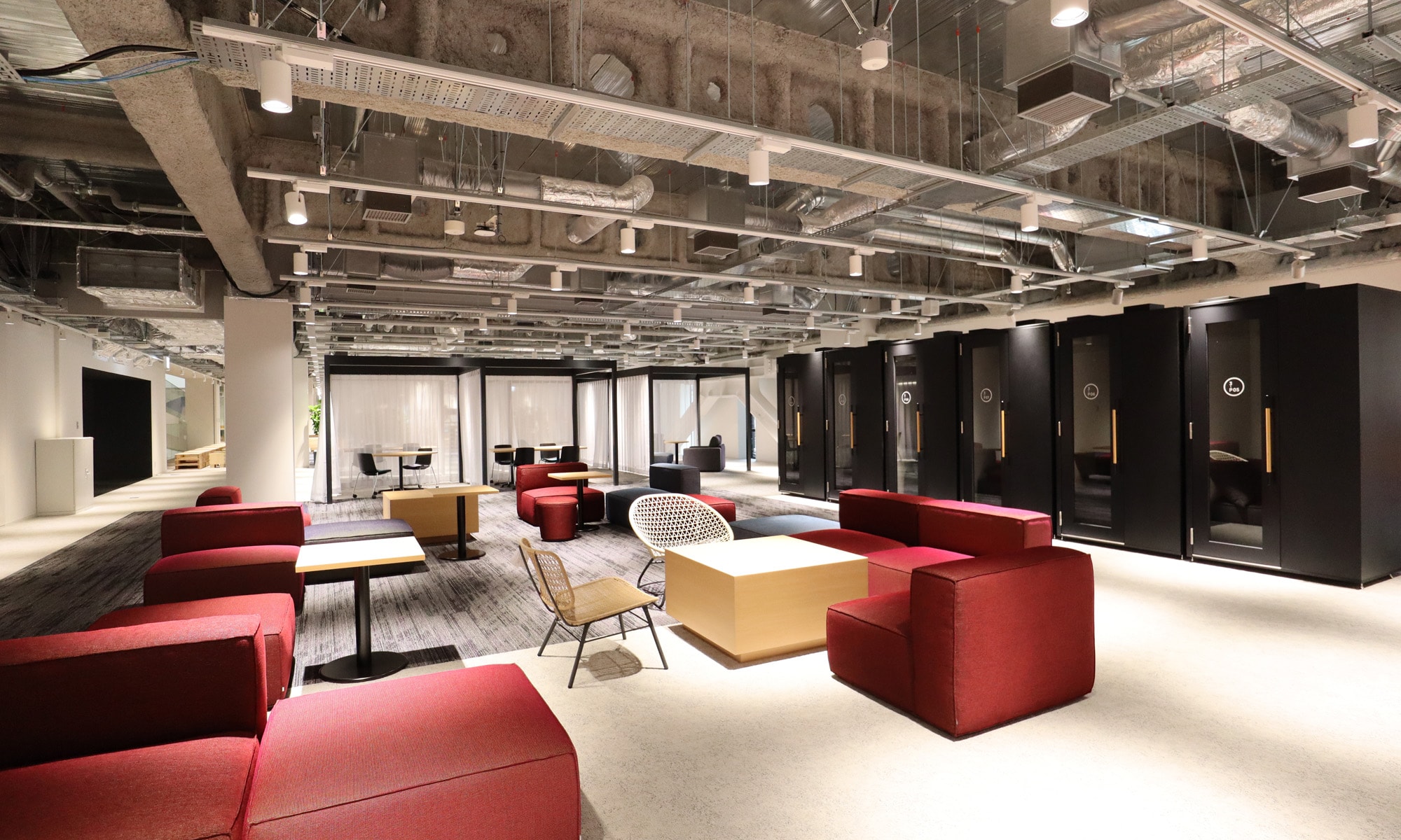 オフィスフロアには、個室ブースやソファ席も並ぶ