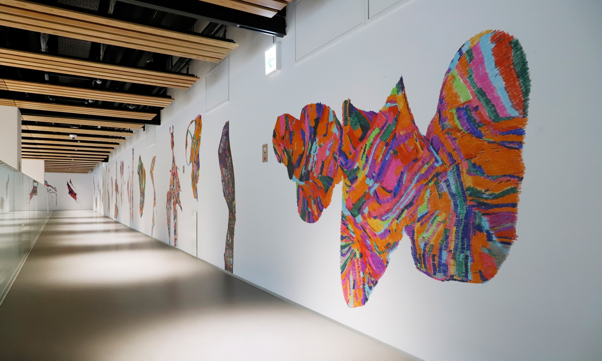 スロープを回りながらアートを見ると、アーティスト独自の世界観やストーリーに触れられる