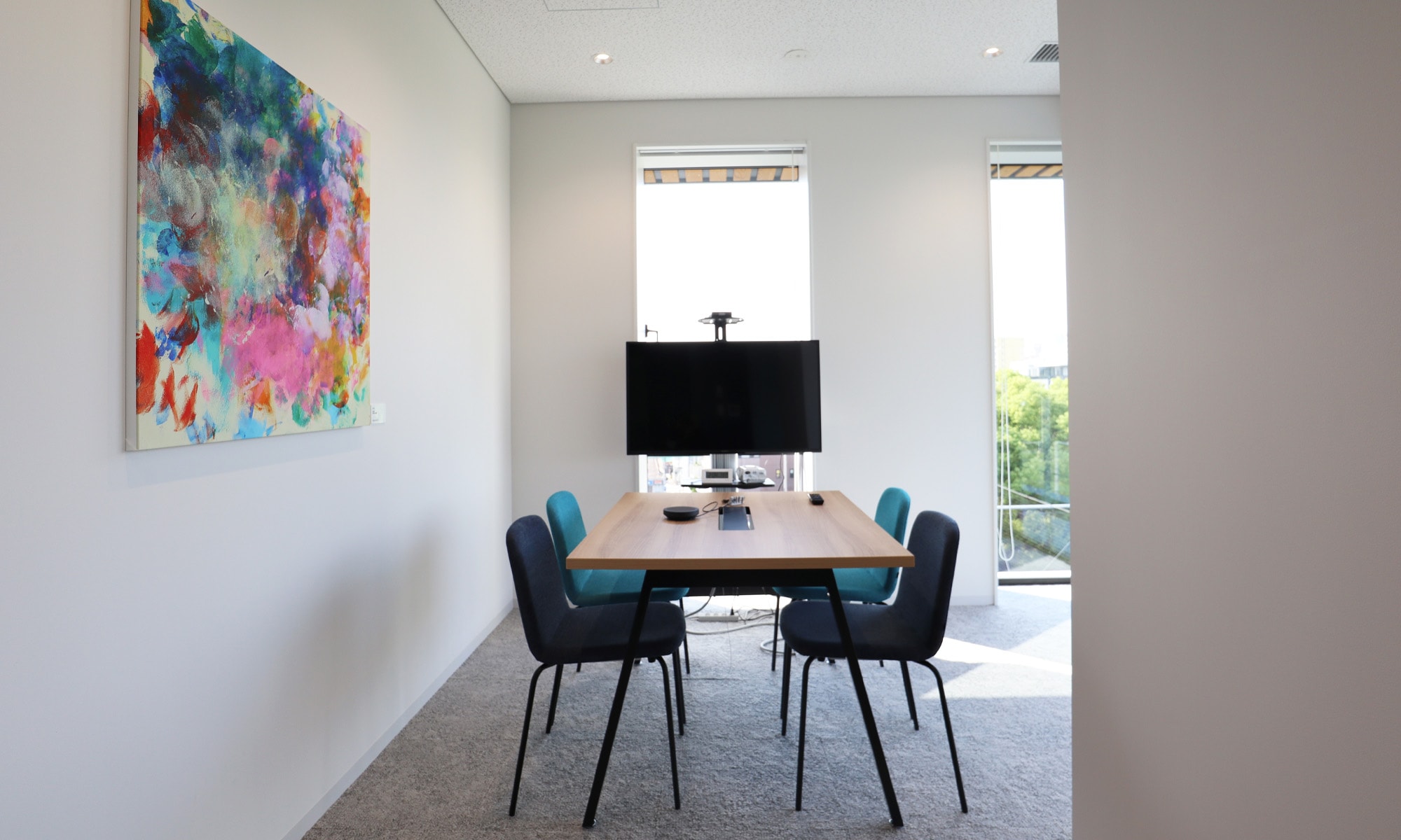 オフィスフロアにある会議室内にもアートを配置し、空間と思考に刺激を与える要素に