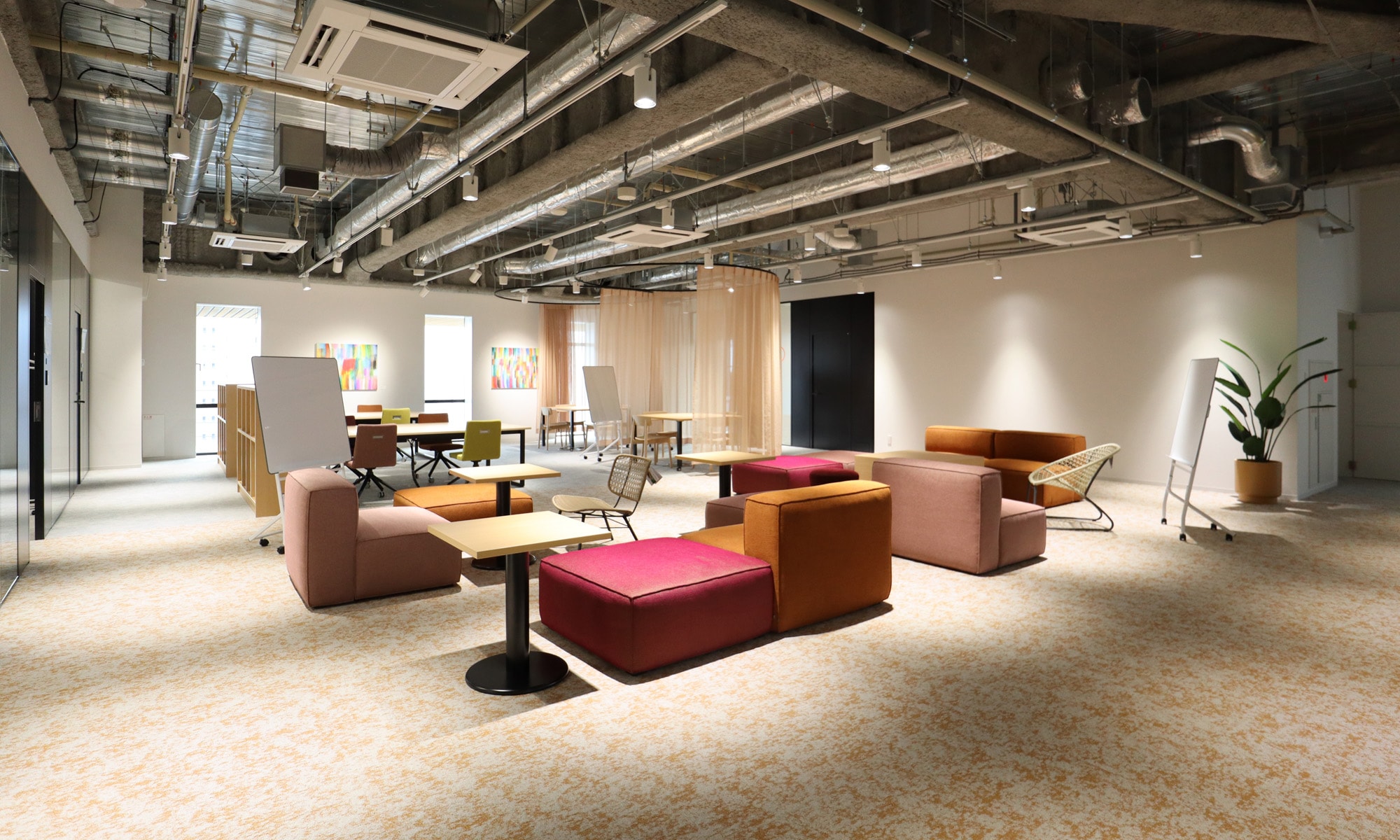 同じ空間でも、ピンクの色を使い分けて配置