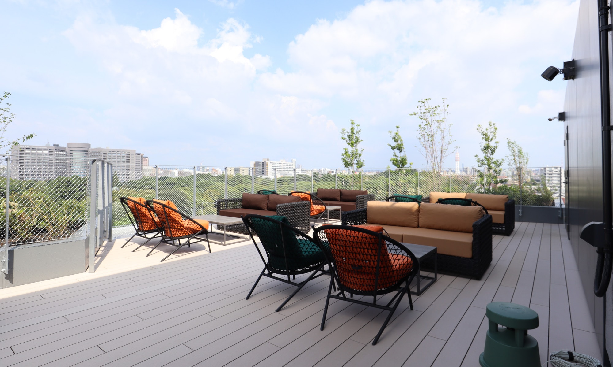 7階のルーフトップバーからはエリア周辺が一望できる