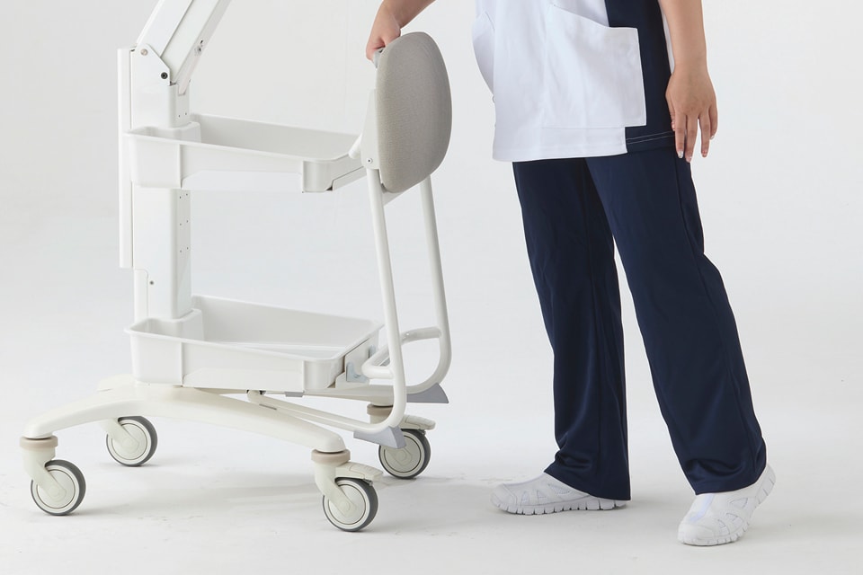 専用スツールを着脱する様子