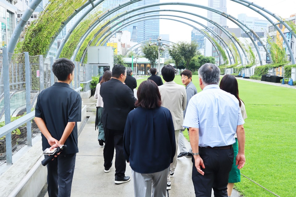 MIYASHITA PARK屋上公園を視察する参加者