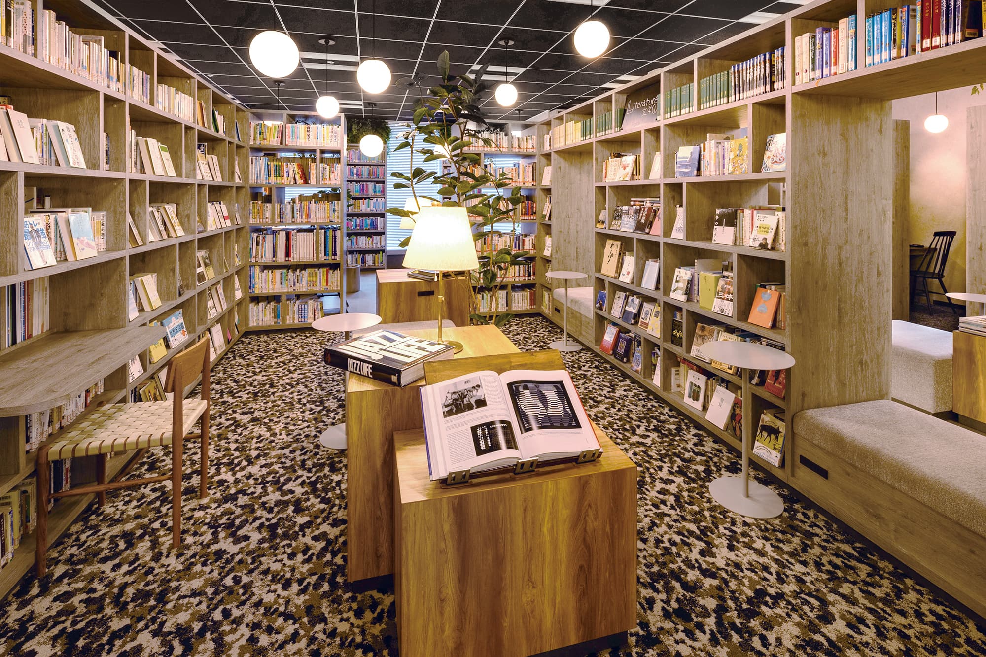 本とグリーンが映える、森をイメージした図書館 － オリバー その他プロジェクト事例