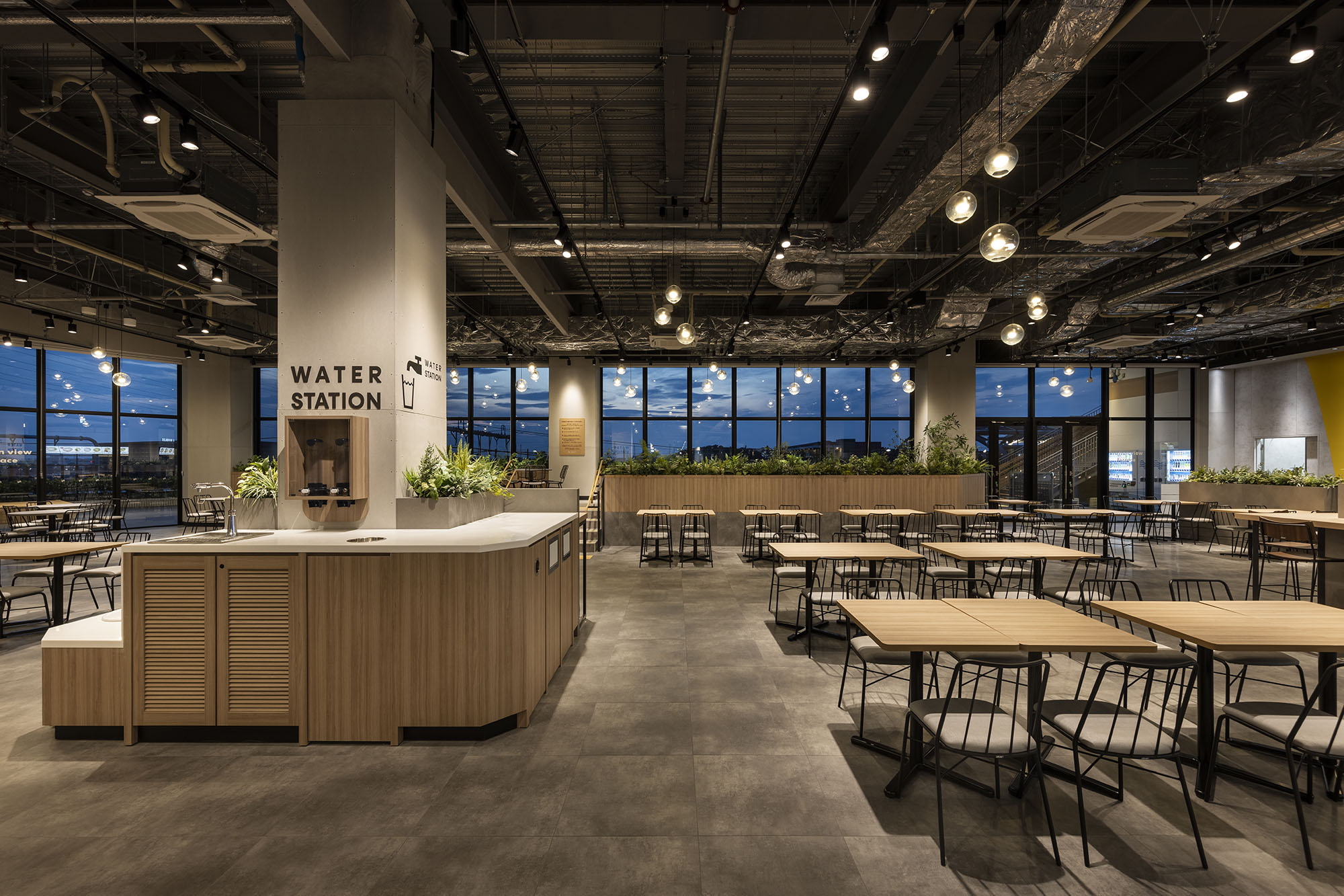 エリアごとに個性を持つ、訪れる人の過ごし方に寄り添う空間 － オリバー 商環境プロジェクト事例