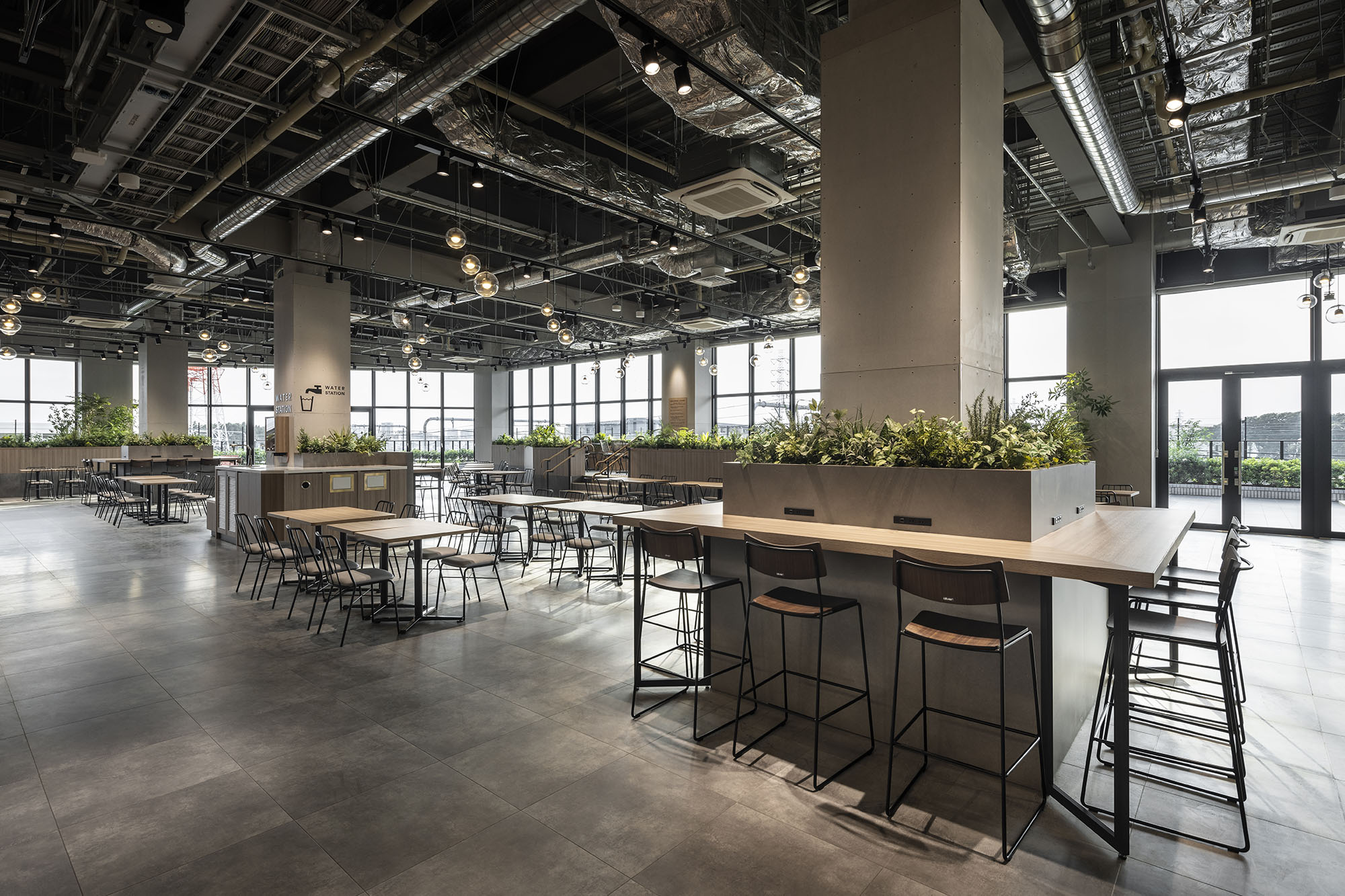 エリアごとに個性を持つ、訪れる人の過ごし方に寄り添う空間 － オリバー 商環境プロジェクト事例