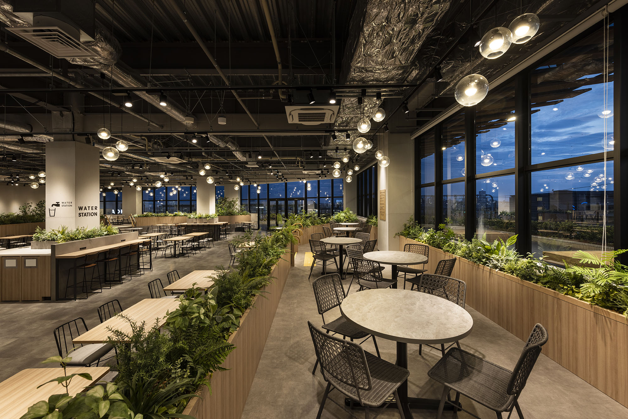 エリアごとに個性を持つ、訪れる人の過ごし方に寄り添う空間 － オリバー 商環境プロジェクト事例