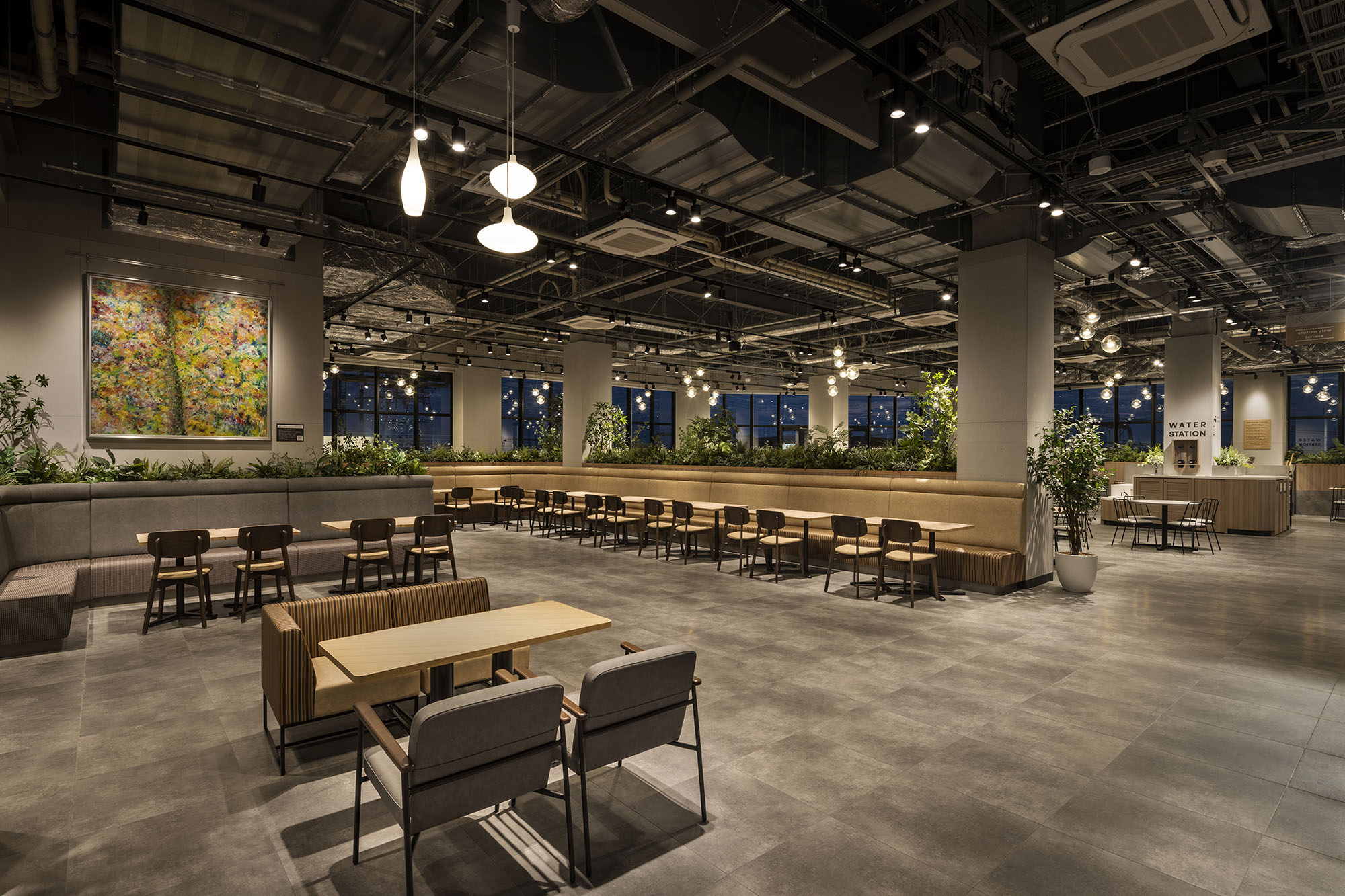 エリアごとに個性を持つ、訪れる人の過ごし方に寄り添う空間 － オリバー 商環境プロジェクト事例