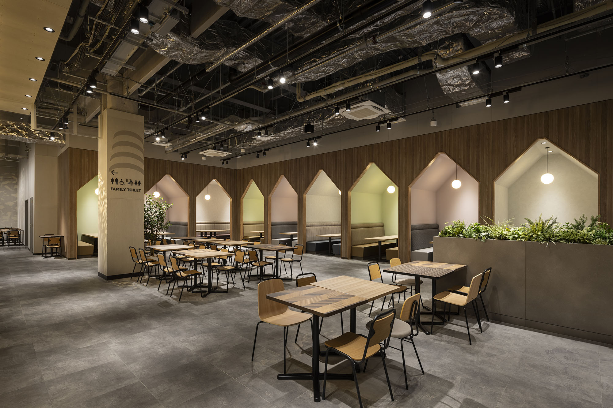 エリアごとに個性を持つ、訪れる人の過ごし方に寄り添う空間 － オリバー 商環境プロジェクト事例