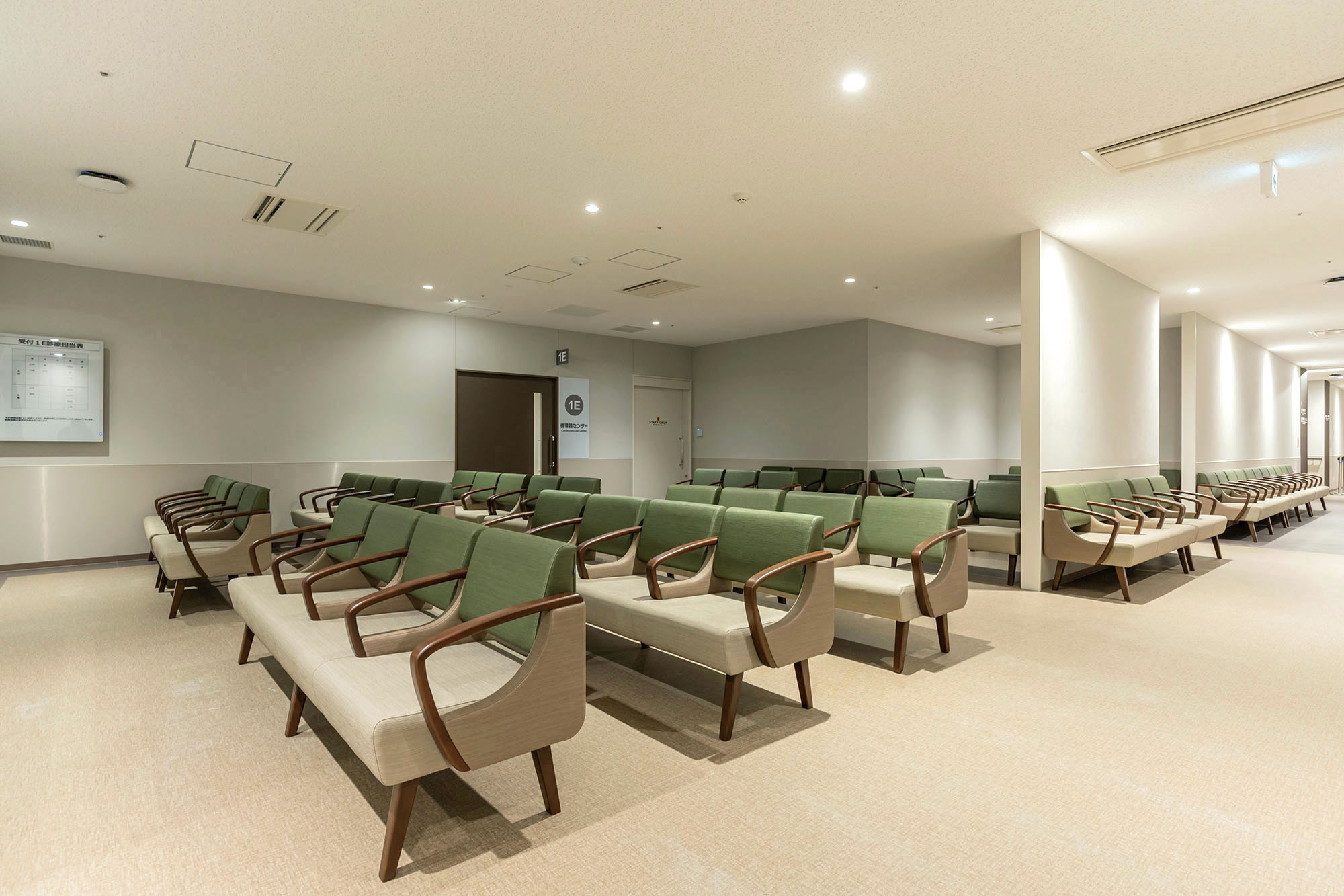 待つ場所から過ごす場所へ、新しい病院空間 － オリバー 医療・福祉プロジェクト事例