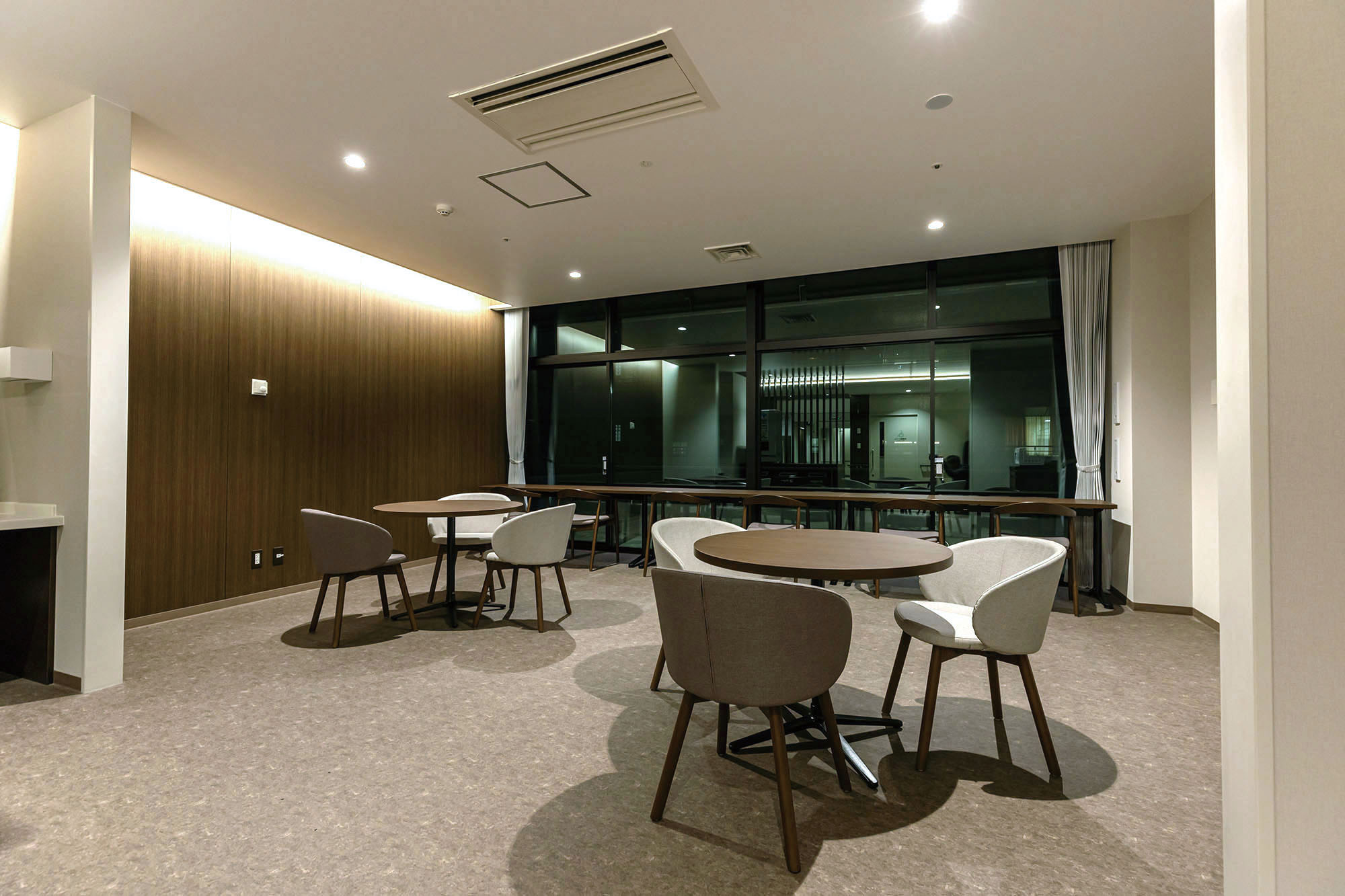 待つ場所から過ごす場所へ、新しい病院空間 － オリバー 医療・福祉プロジェクト事例