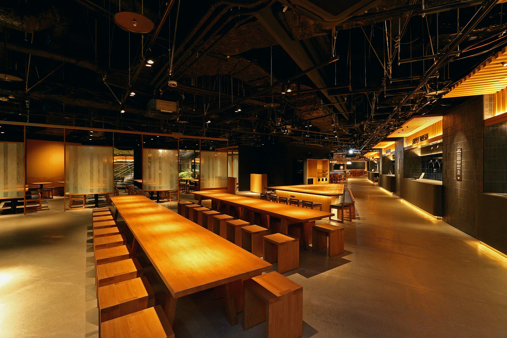 落ち着いた大人の空間に遊び心をプラスした空間 － オリバー 商環境プロジェクト事例