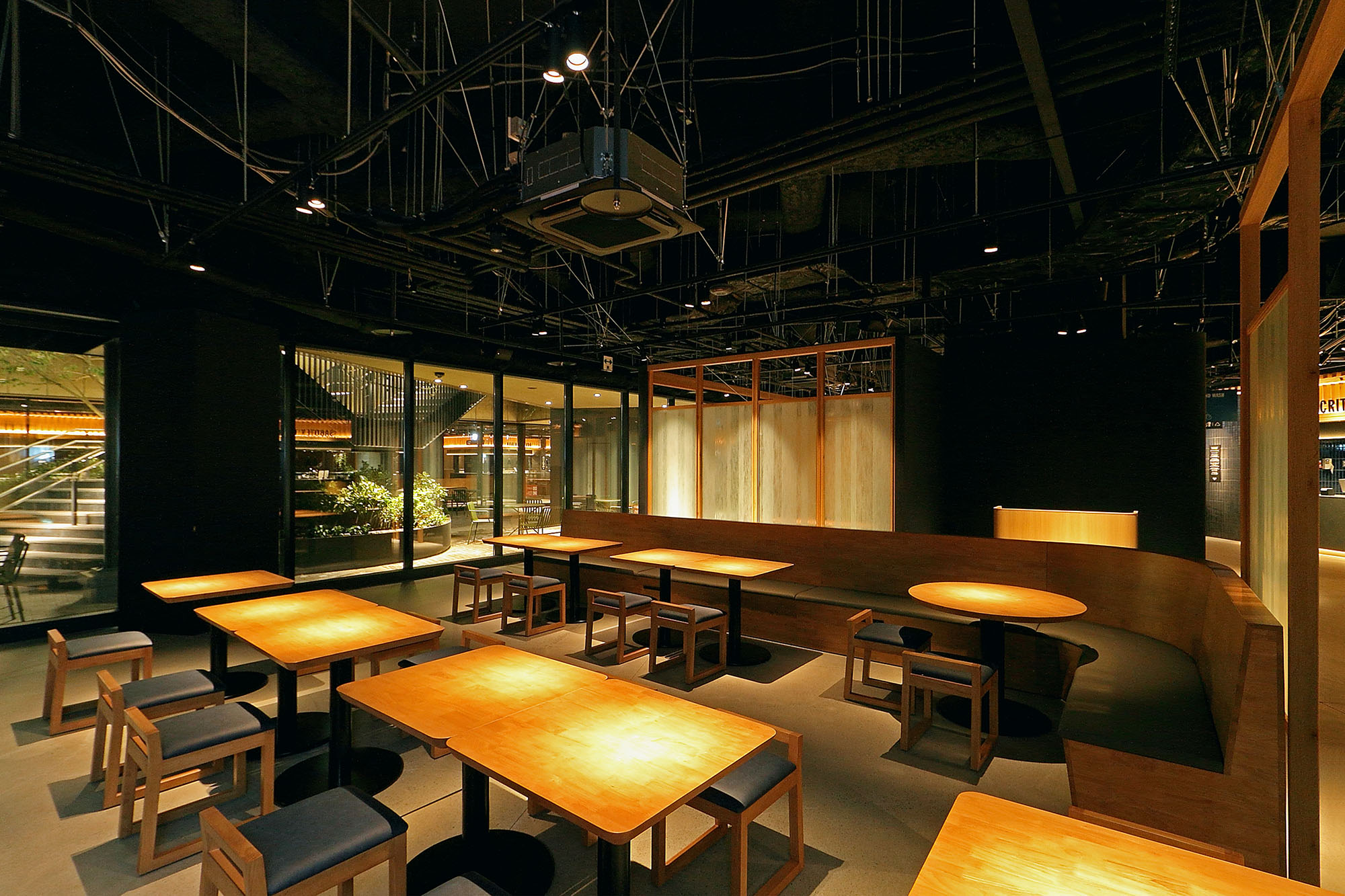 落ち着いた大人の空間に遊び心をプラスした空間 － オリバー 商環境プロジェクト事例