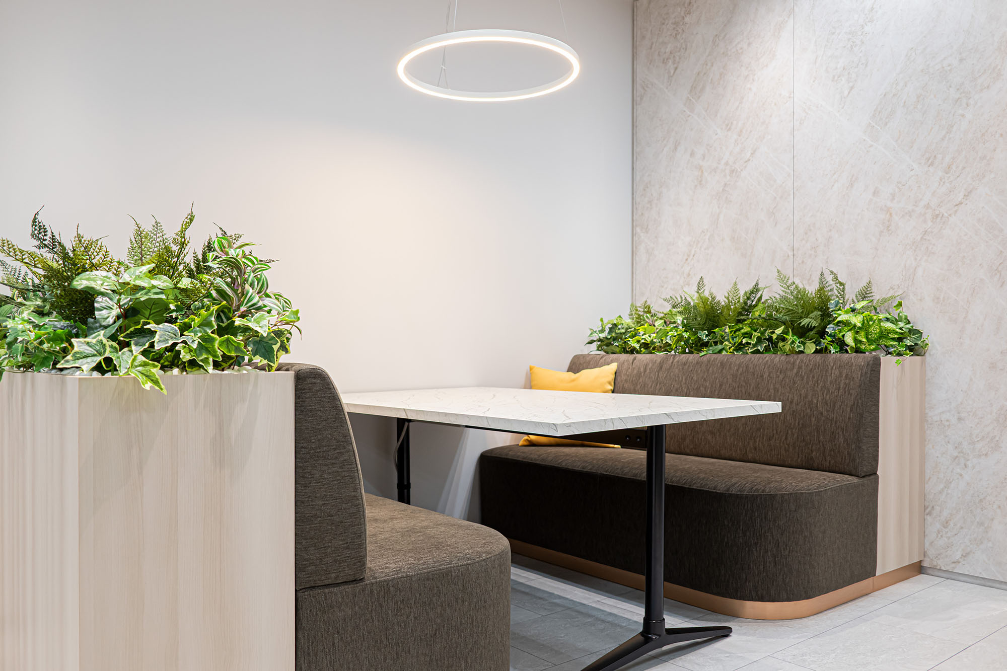 開放感を保ちながら、安心して働けるオフィス空間 － オリバー オフィスプロジェクト事例