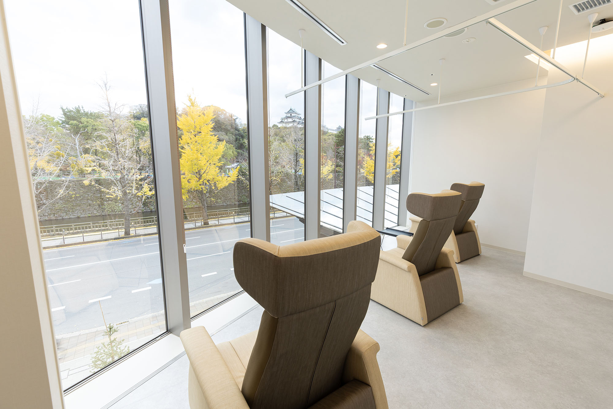 待ち時間を景色とともに、ゆったり過ごせる空間 － オリバー 医療・福祉プロジェクト事例