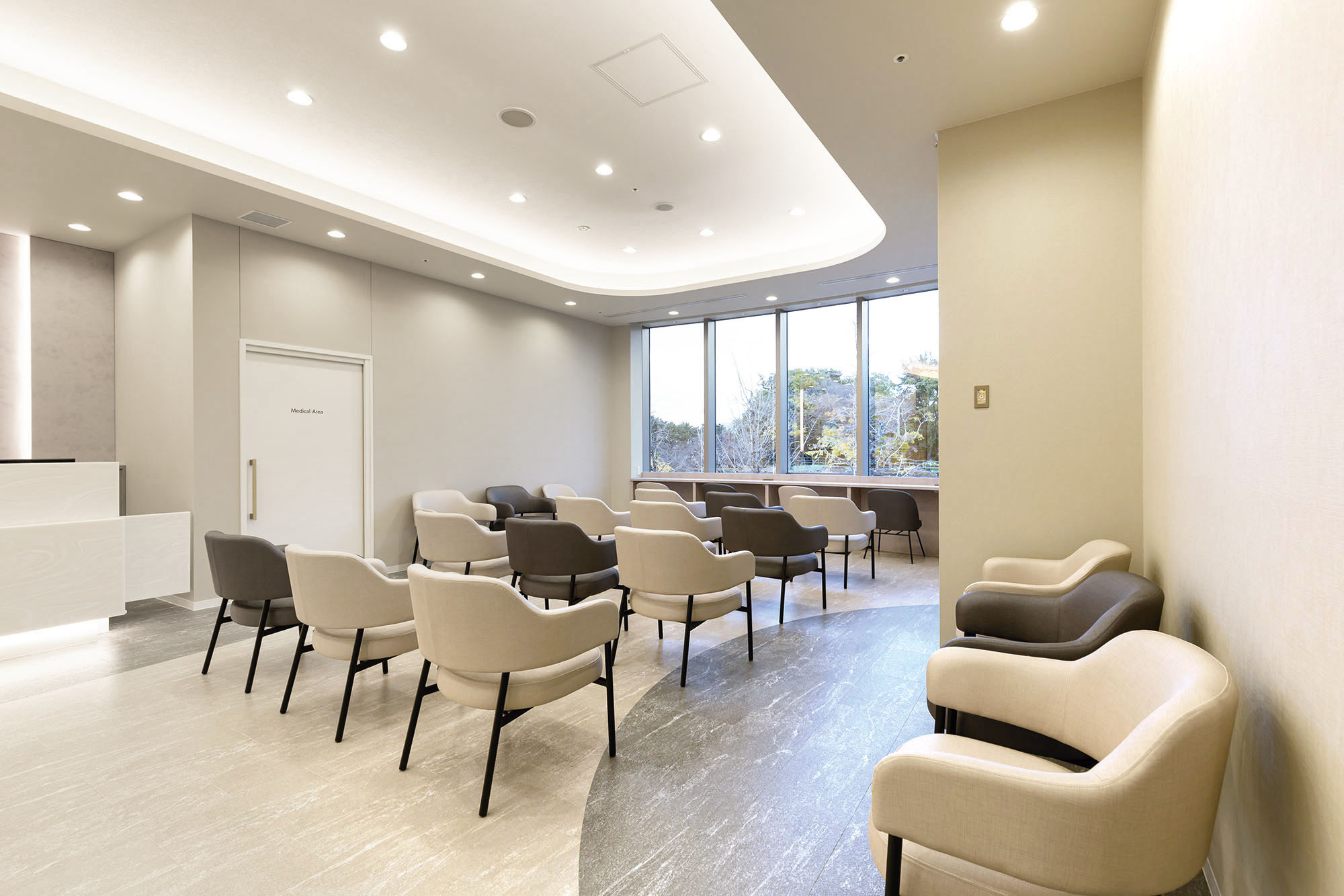 待ち時間を景色とともに、ゆったり過ごせる空間 － オリバー 医療・福祉プロジェクト事例