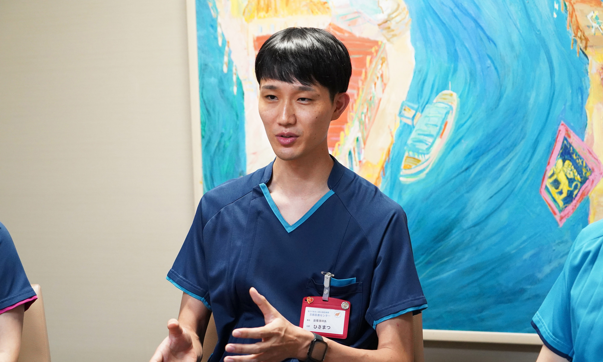 ベッドサイドで座って働くことの効果を語る、副看護師長 久松さん
